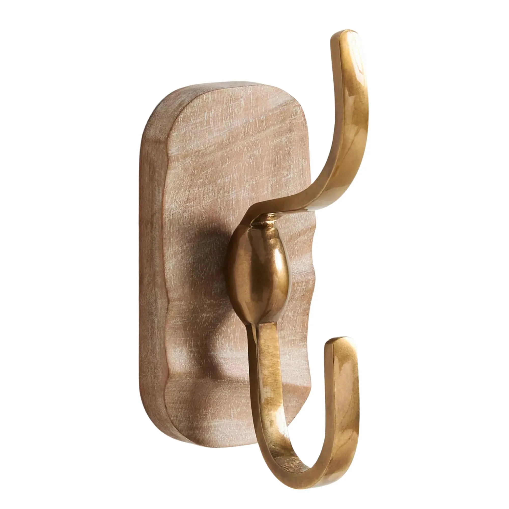 En veggkrok i gull montert på et trestykke.' loading='lazy' title=