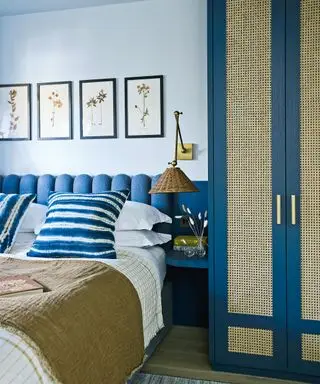 Kitesgrove가 디자인한 현대적인 인테리어를 자랑하는 런던의 Victorian Mews House에 파란색 가리비 머리판과 파란색 및 등나무 옷장이 있는 침실