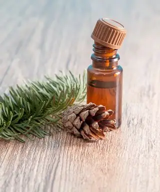 Bottiglia di olio di pino su un tavolo di legno