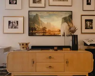 sala de estar con arte alrededor de la televisión