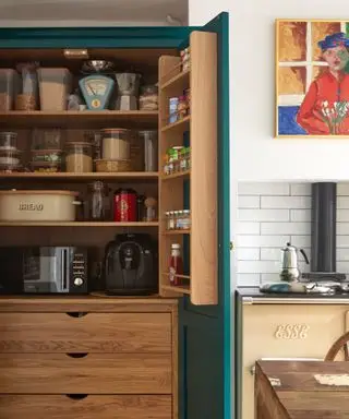 Despensa de madera con puerta verde.