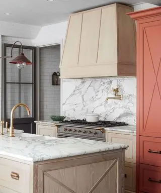 cocina con isla, estufa y mármol