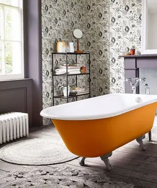 Banheiro com banheira rolltop laranja