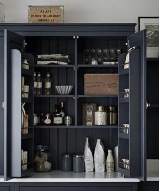 Cozinha Makers Haddon com armários azul escuro/preto cheios de itens essenciais de cozinha