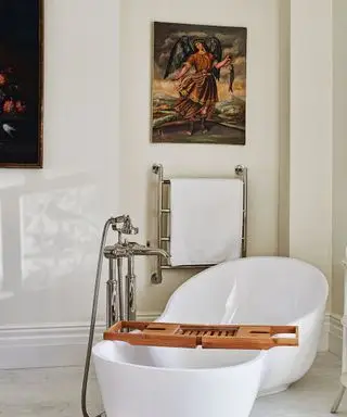 kúpeľňa s bielymi uterákmi