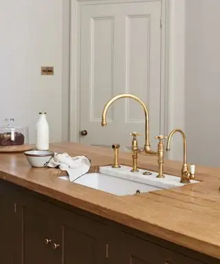 rubinetto e rubinetti in ottone in una cucina devol