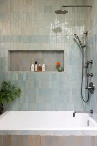 Bagno blu con piastrelle zeillge chiare