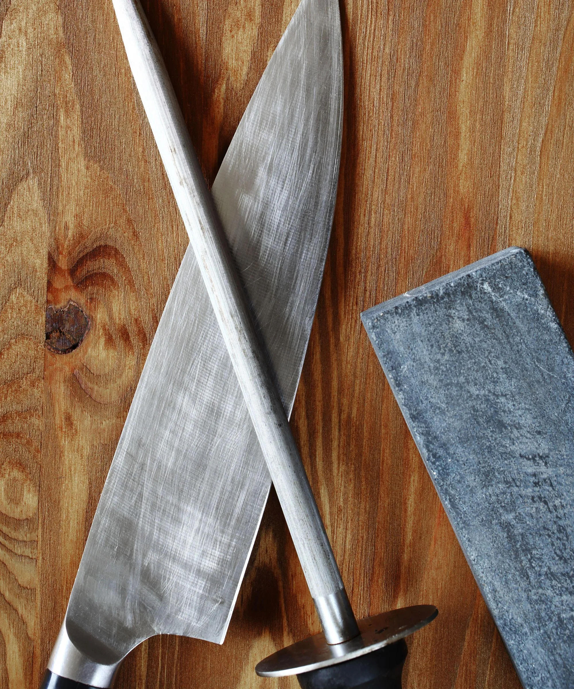 En bordplate i tre med knivslipestang og bryne' loading='lazy' title=