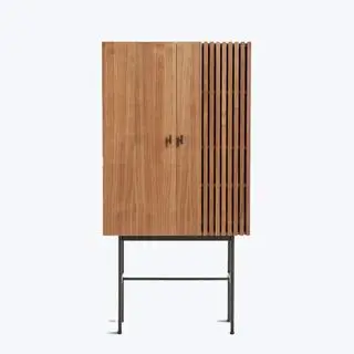 Un aparador de madera de pie