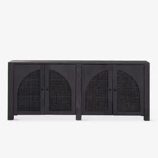 Aparador negro de tres puertas.