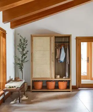 cuarto de barro con armario con mosquitero y cubos de almacenamiento