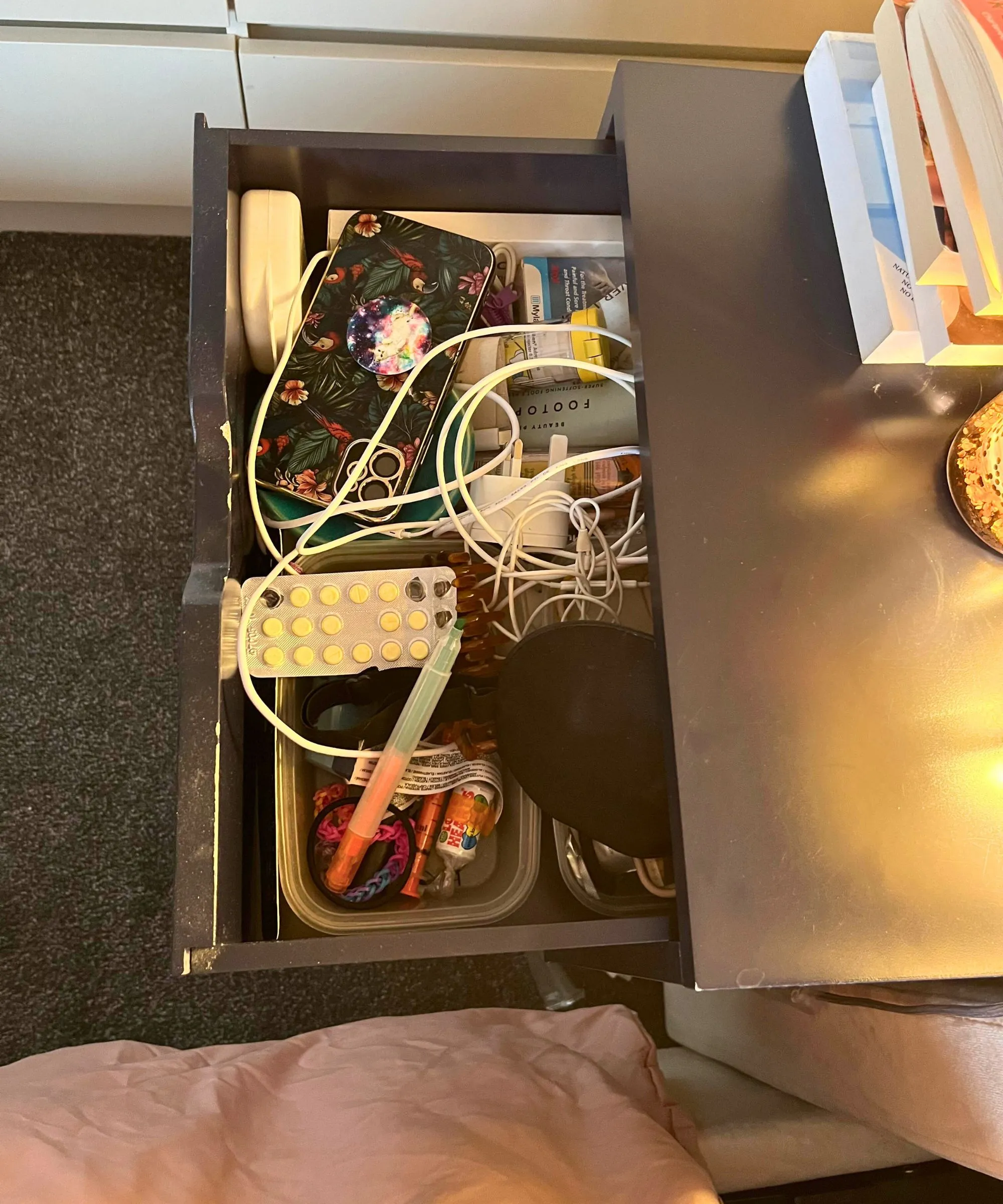 Une grande boîte de stockage de boules rouges avec des boules superposées dans des séparateurs individuels. Deux boules glitterantes rouges et or sont assises sur le dessus. Un couvercle zip.' loading='lazy' title=