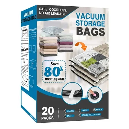 Deux sacs de rangement en tissu gris pour le lit sur les roues en plastique noir avec des couvercles transparents. Chaussures dans le sac inférieur et chemises pliées dans le sac supérieur.' loading='lazy' title=