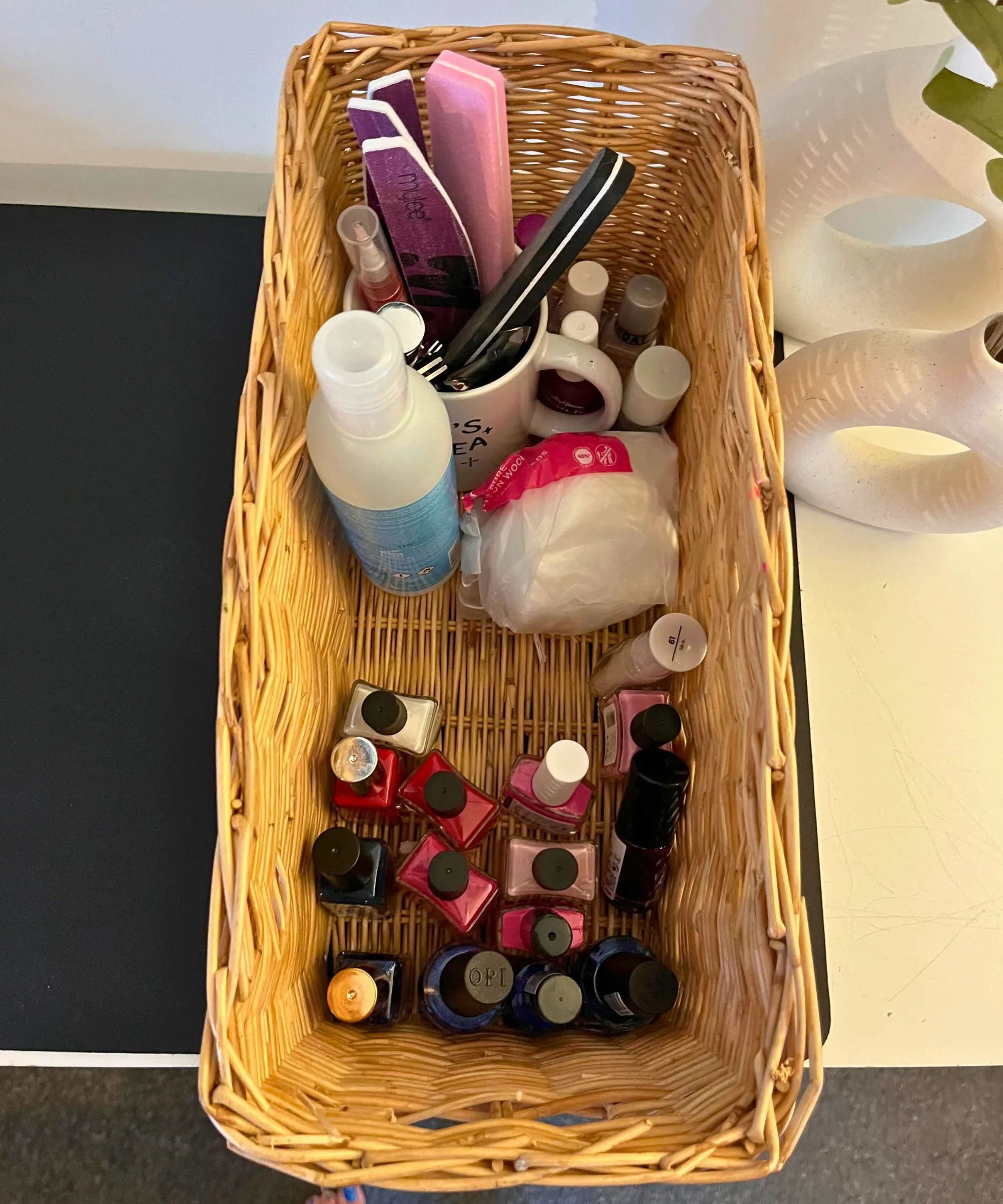 Tiroir à ongles avant. Dessin de guichet s'ouvrir par ma main montrant un mélange de fichiers d'ongles en vernis à ongles de coton et une bouteille bleue d'acétone' loading='lazy' title=