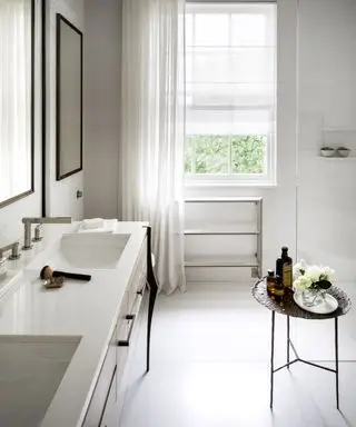 um banheiro branco limpo e sem bagunça