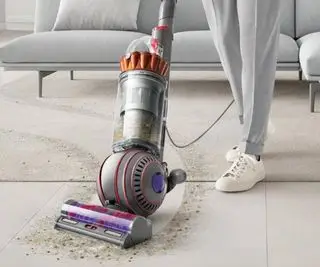 שואב אבק זקוף של Shark Stratos על רקע לבן