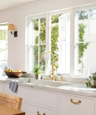 Lavabo et robinetterie dorés, lavabo en marbre