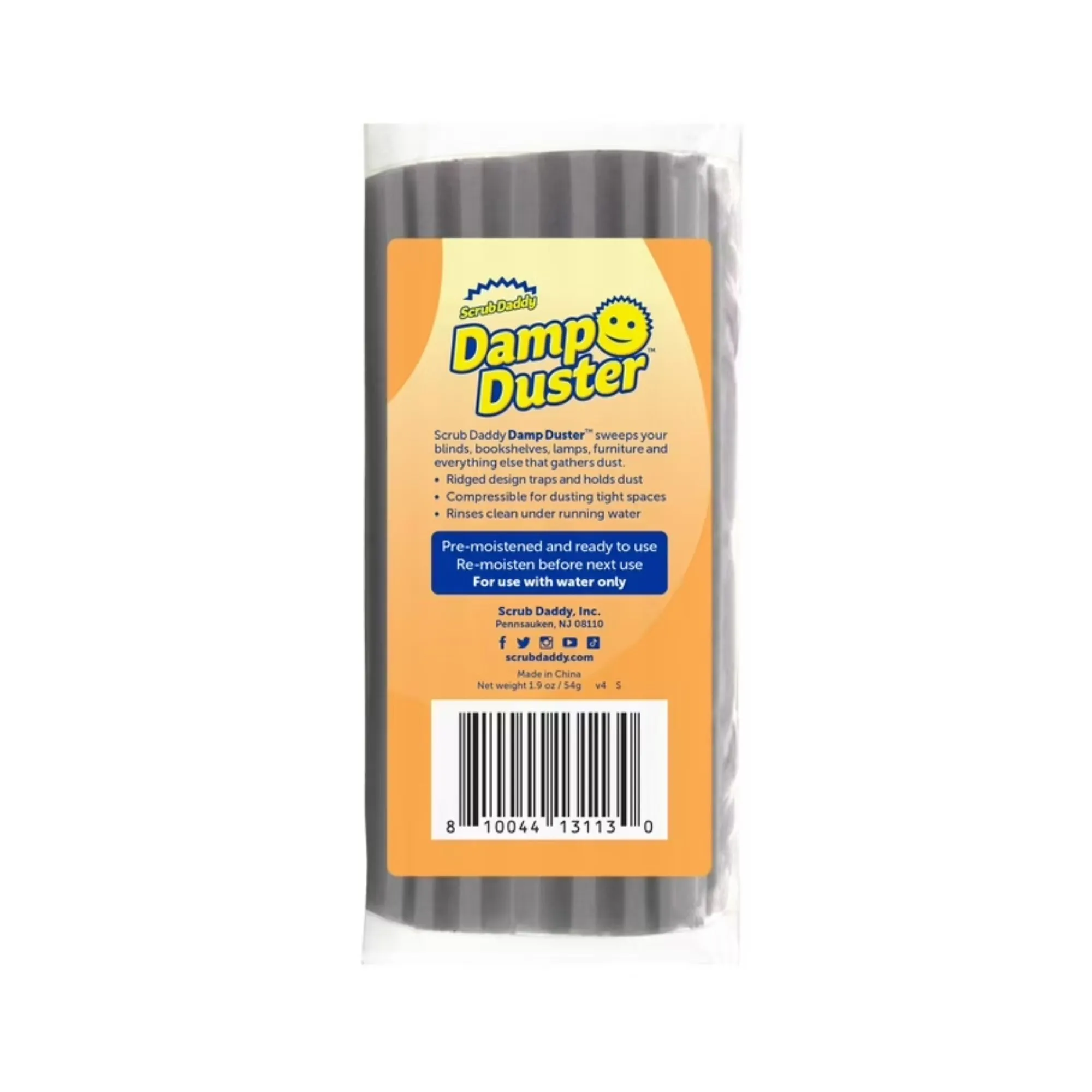 Um espanador úmido Scrub Daddy cinza com uma etiqueta laranja com escrita azul' loading='lazy' title=