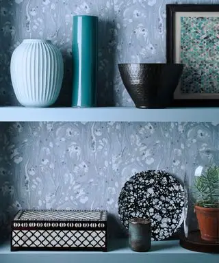 Salon avec papier peint bleu et étagères