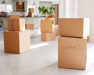 cartons de déménagement dans une cuisine ouverte