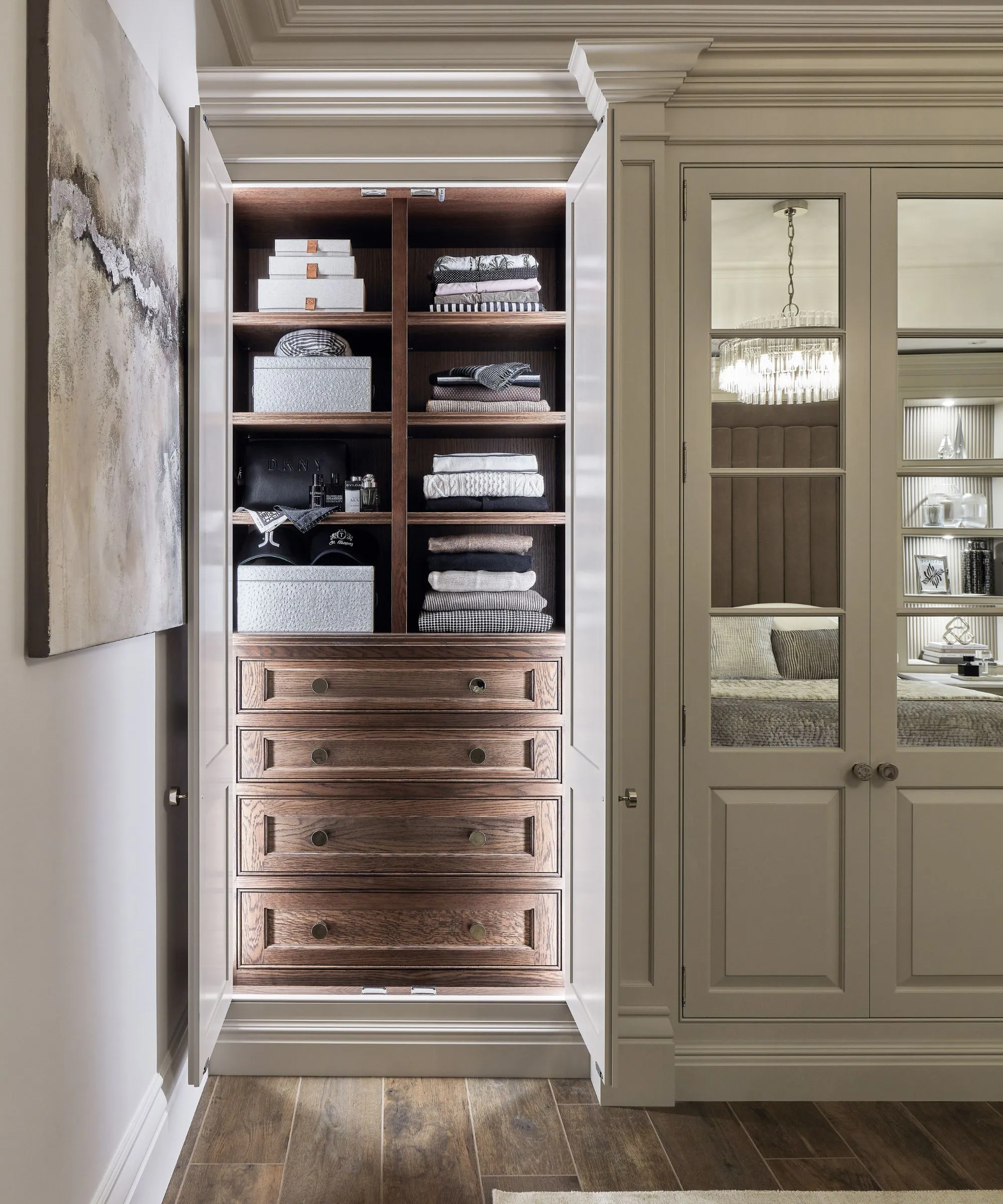 Closet com portas creme e gavetas de madeira com luzes embutidas' loading='lazy' title=