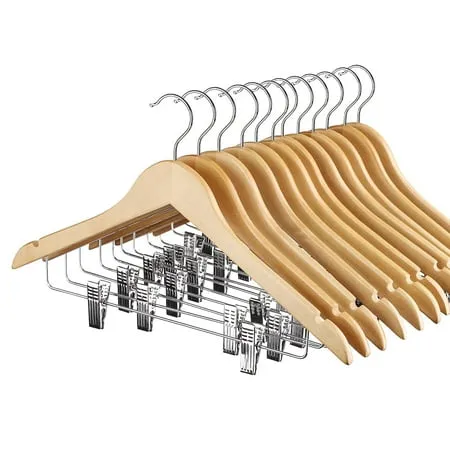 12 cabides de madeira com prendedores para calças nas barras transversais de metal empilhados juntos' loading='lazy' title=