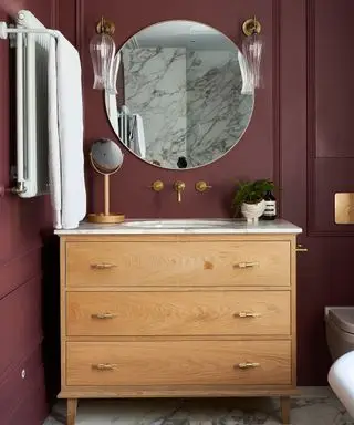 Ideen für Badezimmerspiegel mit rundem Spiegel und roter Wand