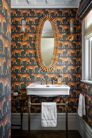 Cole & Son Leopard Walk-Tapete im Badezimmer