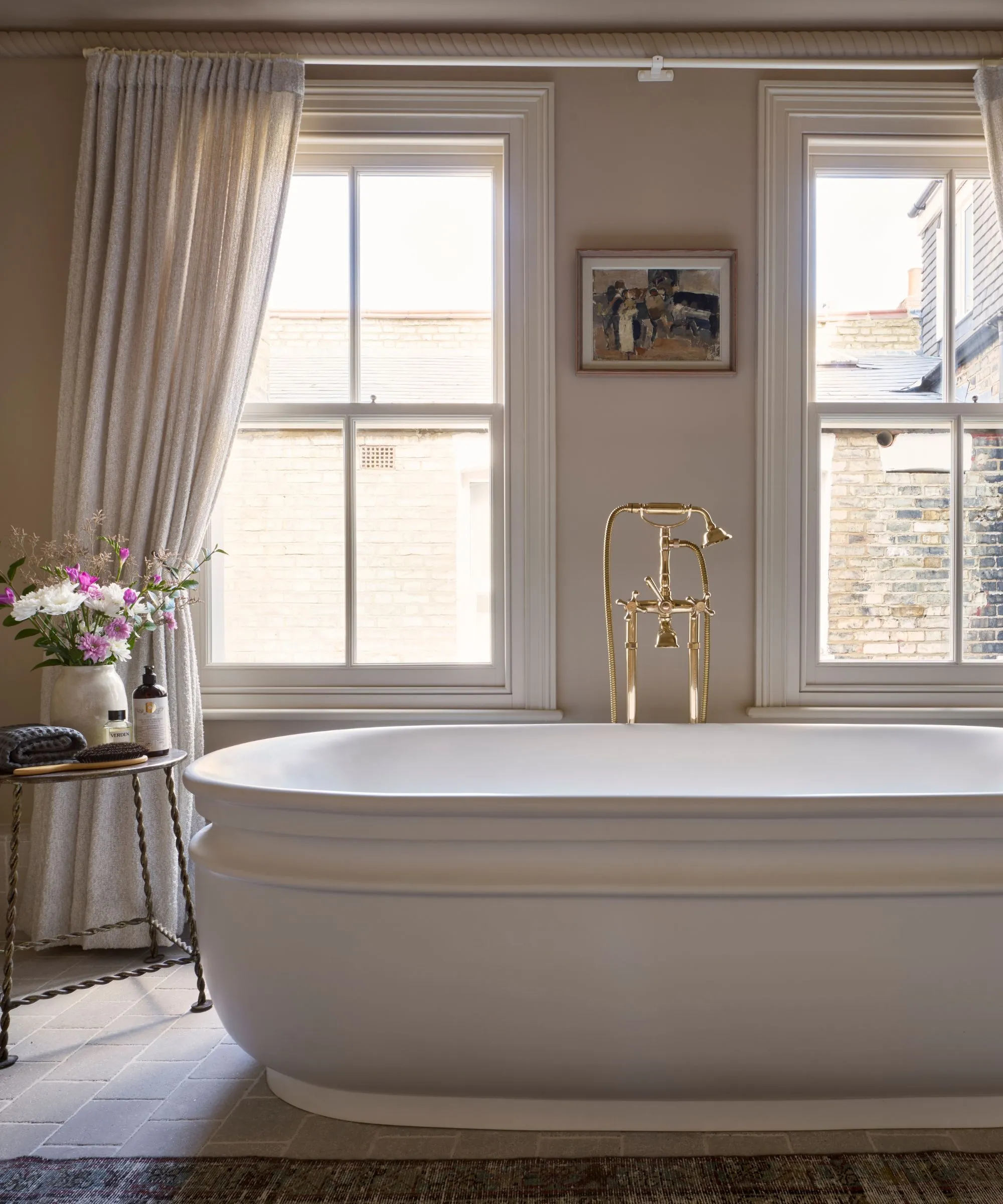 Die veralteten Farben, mit denen Sie Ihr Badezimmer im Jahr 2026 nicht streichen sollten – und die aufregenderen Farbtöne, die die Designer stattdessen verwenden möchten