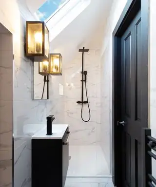 Bagno monocromatico con lanterne a parete