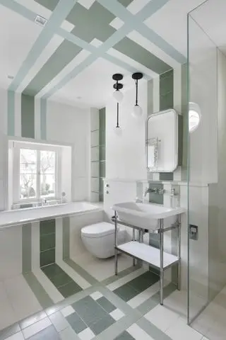 Beispiel für kleine Badezimmerfliesen-Ideen mit grünen und weißen Bodenfliesen, die die Badewanne und die Wand verlegen.