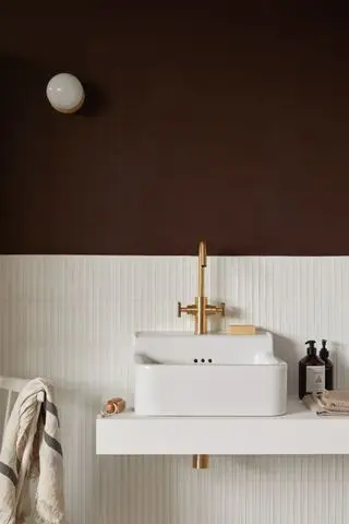 Badezimmerfliesen und Waschbecken