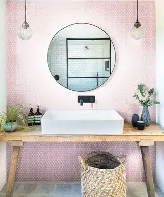 Ideen für kleine Badezimmerfliesen mit kleinen rosa sechseckigen Wandfliesen hinter einem weißen Waschbecken