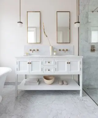 Designe en servant på badet