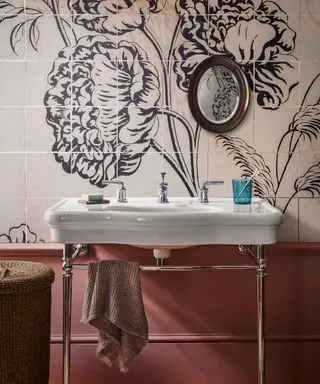 Luksusbad med veggfliser og veggmaleridesign