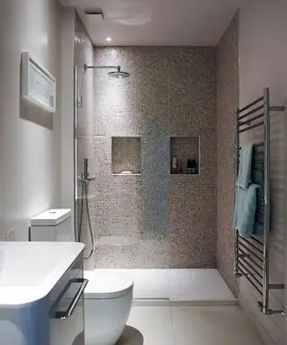 חדר מקלחת עם כיור בצבעים ניטרליים