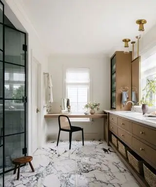 Bagno neutro con pavimenti in marmo, lavabo in legno e lussuose piastrelle verdi della doccia