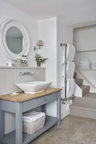 Mueble de baño gris con marco abierto