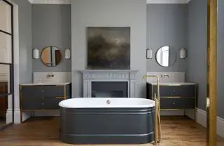 Lujoso baño principal de Drummonds pintado en gris