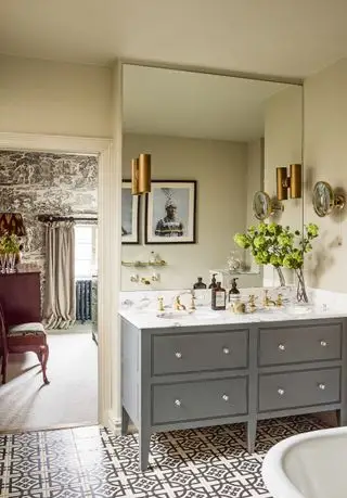 Baño tradicional con tocador gris y baldosas de estilo victoriano, fotografía Mel Yates