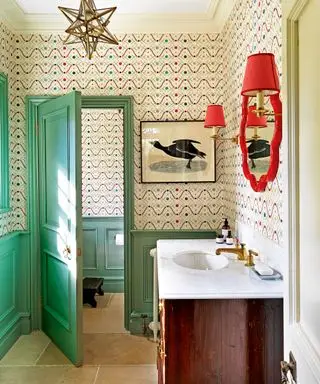 Idee sui colori del bagno con carta da parati a motivi geometrici e telaio della porta verde