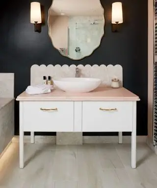 lille badeværelse med porcelænsfliser i lyse egeeffekt
