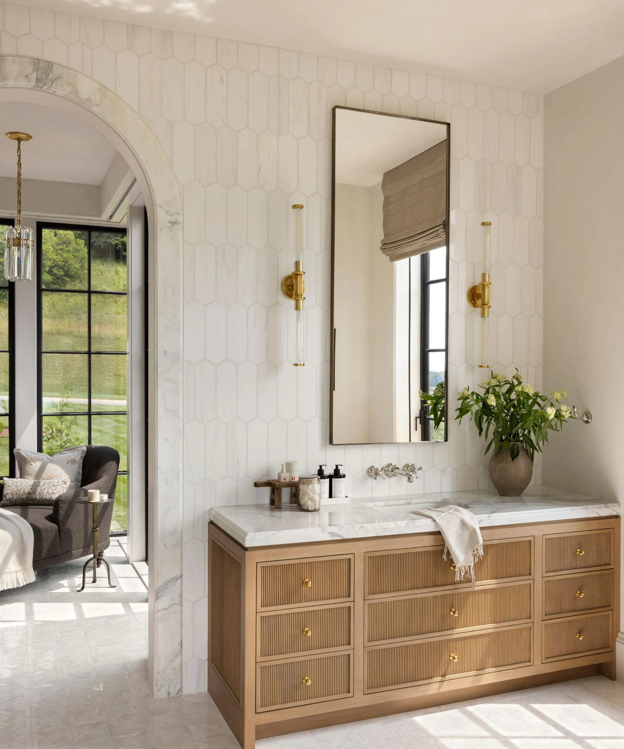 Teplá bílá koupelna s terakotovými dlaždicemi, zlatým kováním a dřevěným umyvadlem s mramorem' loading='lazy' title=