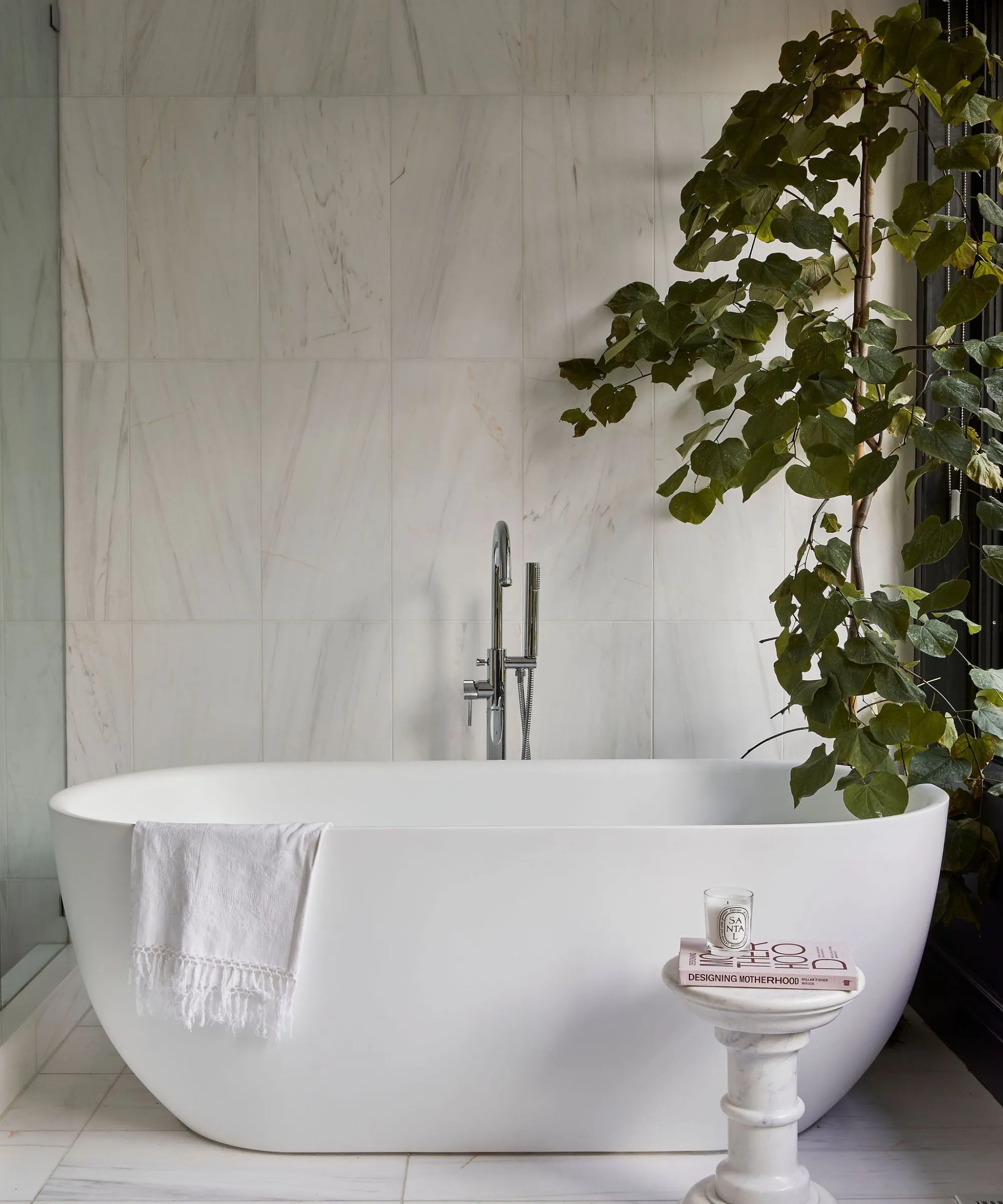 Malá koupelna se vzorovanou tapetou a sytě červenou barvou a dřevěnými vestavěnými skříněmi' loading='lazy' title=