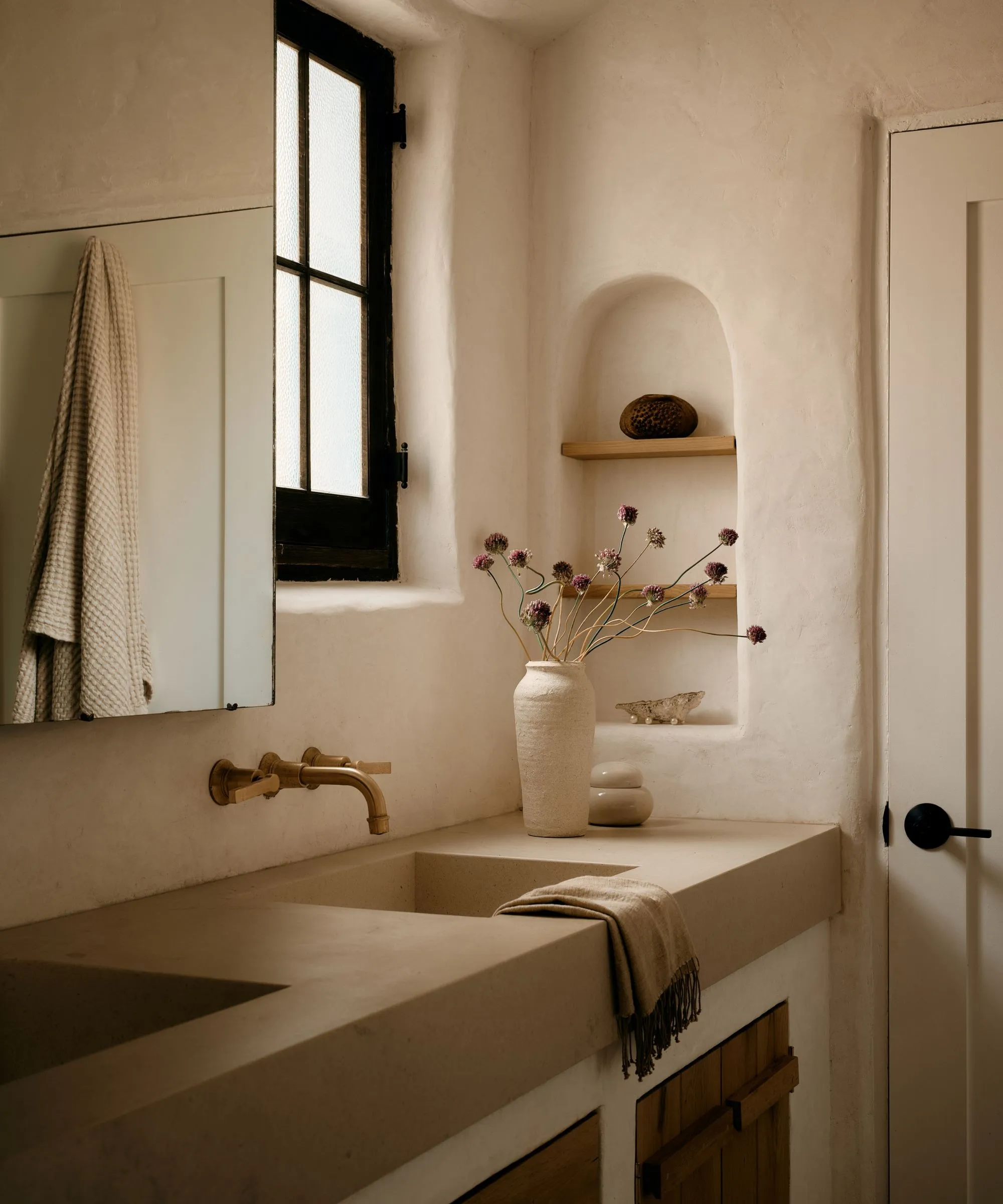 Moderní organická koupelna se vstupem ze dvou ložnic' loading='lazy' title=