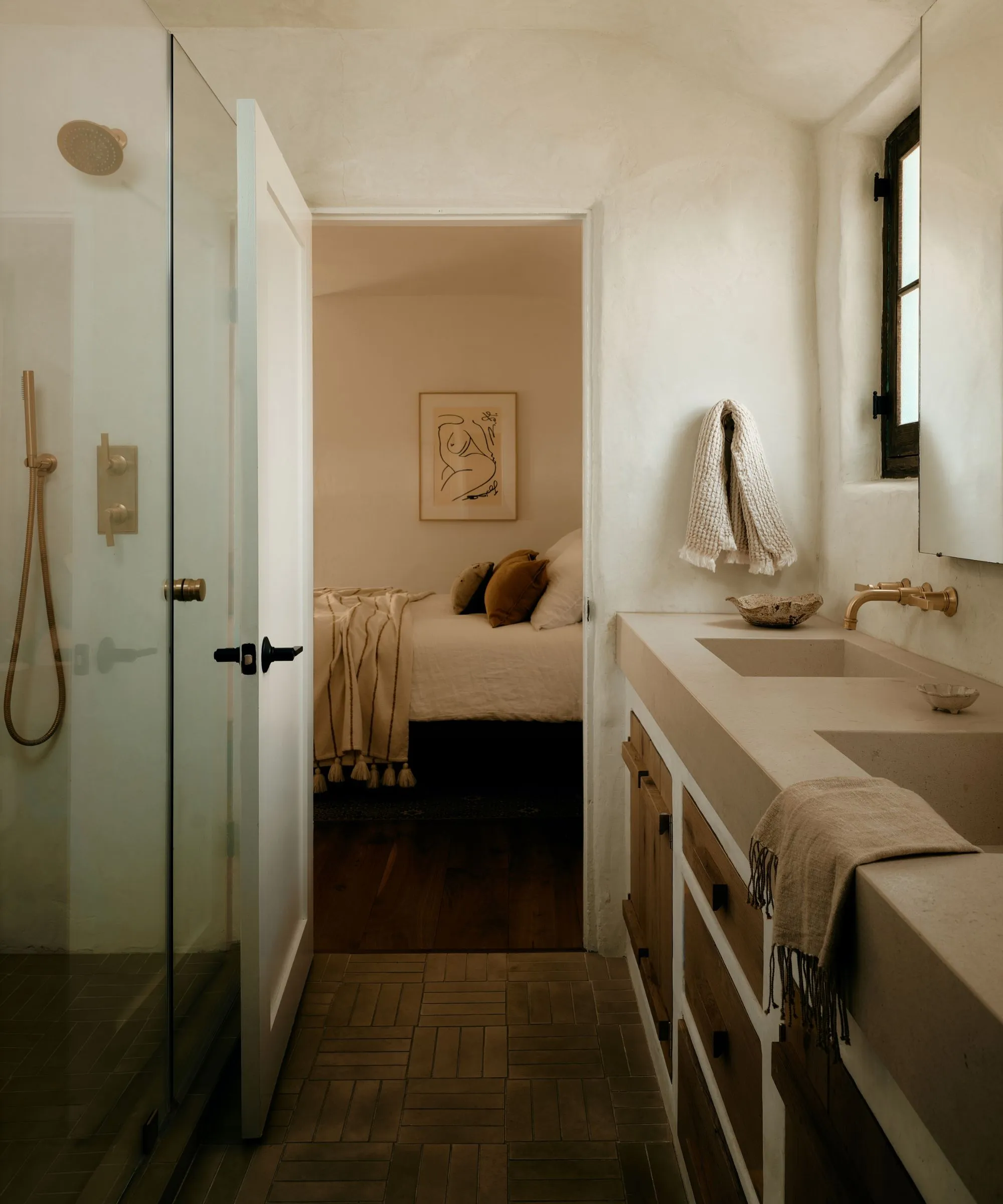 zelená koupelna s volně stojícím umyvadlem ze dřeva s mramorovým umyvadlem' loading='lazy' title=