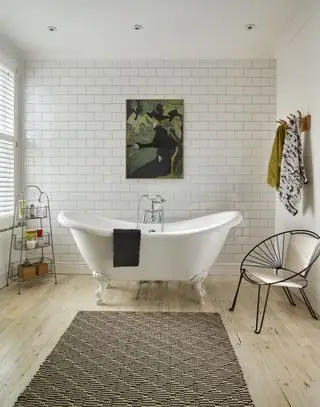 baño con alfombra