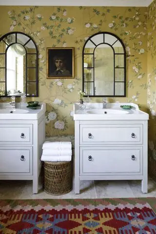 Papel pintado chinoiserie en un baño de visitas