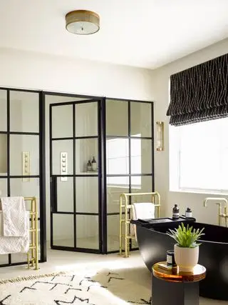 Baño con iluminación Pooky y alfombra estilo bereber