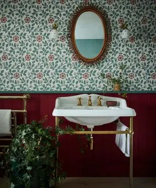banheiro pequeno greene vermelho e verde com papel de parede floral